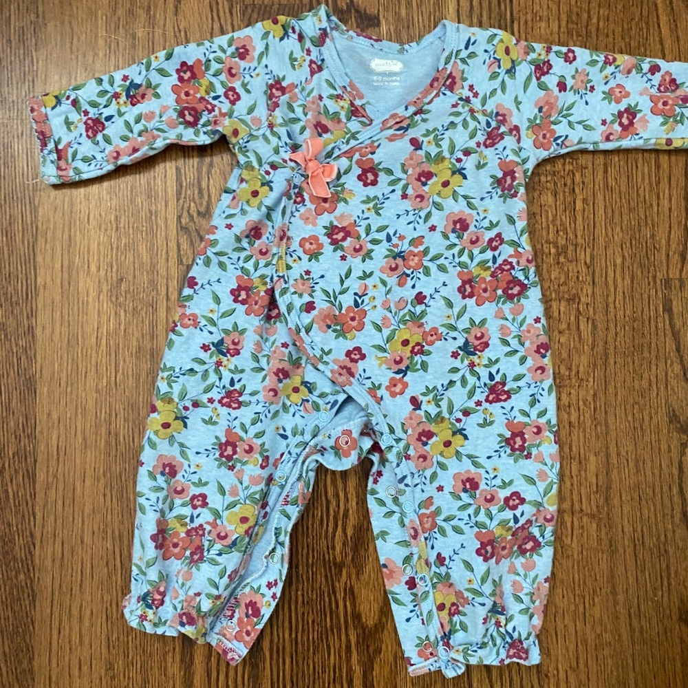 Mudpie floral play suit. Size 6-9mo, runs big